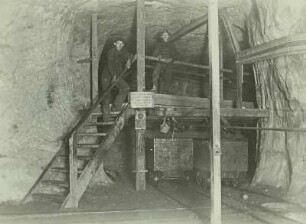 Staßfurt, Salzbergwerk : Holzbrücke über Seilbahnstrecke unter Tage in einem Salzbergwerk
