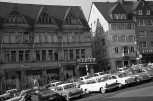 Siegen: Der schräge Marktplatz mit Parkplatz