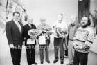 SPD-Ortsverein Reinfeld: Mitgliederversammlung: Ehrung mit Urkunden und Blumensträußen für die langjährigen Mitglieder Arno Holz, Kurt Scheunemann und Rolf Stegert durch den SPD-Kreisvorsitzenden Uwe Teut, den SPD-Landtagskandidaten Friedrich-Carl Wodarz und den SPD-Ortsvorsitzenden Heinz Hartmann: hinten Fenster und Wandschmuck