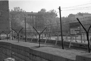 Berlin; Wedding: Blick über die Mauer an der Bernauer Straße