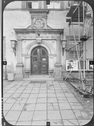 Rathaus, Portale