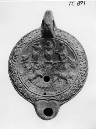 Römische Bildlampe: Kapitolinische Trias - Minerva, Iuppiter, Iuno (oben thronend); Sol auf Quadriga und Luna auf Biga (darunter); liegender Wassergott (Tiber?, ganz unten)