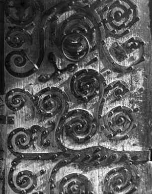 Westportal : Westportal (1301/1400). Detail mit Beschlägen der Tür. Pürgg-Trautenfels, Pfarrkirche Heiliger Georg
