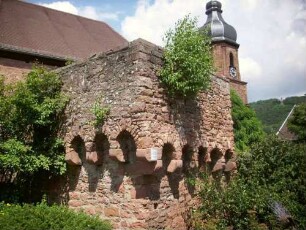 Ansicht im Südwesten von Südwesten-Kirchhofmauer mit erhaltenem Wehrturmrest (Außenmauer mit Brüstung auf Rundbogenfries) in Übersicht