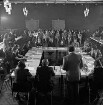 Ausländerparlament: Festsaal des Rathauses und Bürgerhauses Glinde [später Marcellin-Verbe-Haus]: Gründungsversammlung: Blick über die Tischreihen: vorn Rede von Bürgervorsteher Wolfgang Bachofer im Beisein von Bürgermeister Karlheinz Friedrici