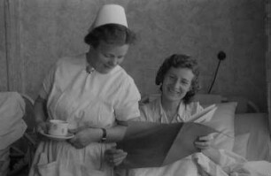 Patientin auf einer Krankenstation : Krankenschwester mit Patientin