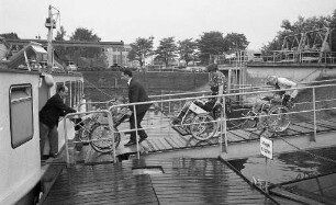 Fahrt auf dem städtischen Motorschiff "Friedrich Töpper" für körperbehinderte Kinder aus Markgröningen.