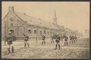 Ansichtskarte Kasernenhof Garde-Kürassier-Regiment, 1917