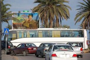 Hauptstadt Tripolis : Am "Grünen Platz" in der libyschen Hauptstadt ist Revolutionsführer Gaddafi auf einer elektronischen Tafel dauerhaft präsent, aufgenommen 2006 in Tripolis