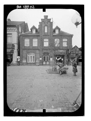 Hagenow, Rudolf-Breitscheid-Platz (Lindenplatz). Wohnhaus mit Laden. Straßenfront