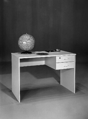 Schreibtisch : Leipzig. Leipziger Herbstmesse, 1986. Schreibtisch. Holz, grau beschichtet (1986; VEB Märkische Möbelwerke Trebbin)