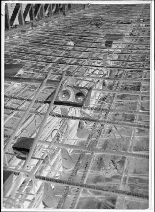 Staustufe Schweinfurt. Straßenbrücke. Schlaffe und Vorspannbewehrung auf der Fahrbahnplatte, Detail der Bewehrung des unterstromigen Hauptträgers.