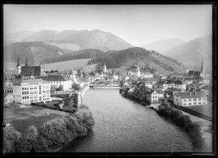 Österreich, Leoben. Stadtteilansicht. Blick über die Mur zur Murbrücke