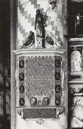 Tafel mit Namen und Hausmarken der Tuchmacher