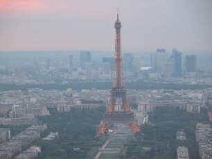 Blick vom Tour Montparnasse zum Eiffelturm abends