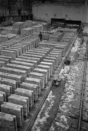 Berlin. VEB Montagebau Berlin. Lagerplatz mit Ziegel-Großblocks unterschiedlicher Formen