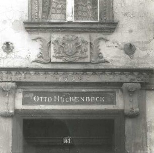 Cottbus, Thälmannplatz 51. Wohnhaus (um 1870). Wappen der Tuchmacher über Haustür