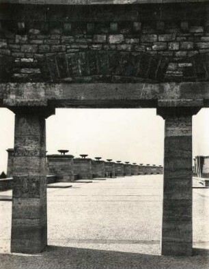 Weimar-Buchenwald. Nationale Mahn- und Gedenkstätte Buchenwald (1954-1958). Strasse der Nationen. Blick vom östlichen Ringgrab