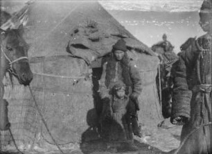 Frauen aus Zentralasien : Portrait einer Frau und eines Kindes aus Zentralasien vor einer Jurte im Tian Shan Hochgebirge