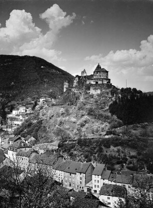 Vianden. Hofburg (1190-1240)