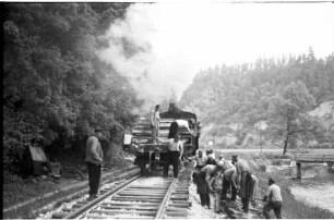 Lok 16, Arbeitszug bei Trillfingen, Eyachtal, Schwellenladen; Foto veröffentlicht in "Die Hohenzollerische Landesbahn in den 1960er Jahren", Sutton-Verlag Erfurt 2002, Seite 122