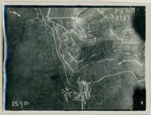 Foto der Ortschaft Trésauvaux und des Südteiles des Côtes des Hures (Luftbild)