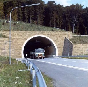 Tunnel bei Hölzern in km 528,925 Südportal, Fahrbahn Würzburg - Heilbronn (Röhre I)