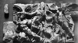 Ostfries: Athena im Kampf gegen die Giganten