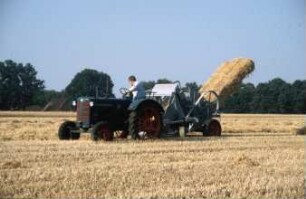 Fotografie: Erntetechnik, Ballenpresse, Niederdruckpresse
