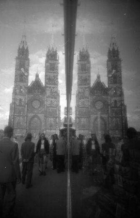 Nürnberg: Gesamtansicht der St. Lorenzkirche im Spiegel der Schaufenster