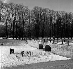 Schlossbrücke: im Winter: Kinder auf zugefrorenem äußeren Schlossgraben