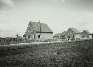 Güstrow. Dettmannsdorf. Ziegeleiweg. Siedlungshäuser Nummer 51 bis 54. Blick von Süden