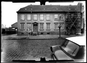 Neuruppin, Wilhelm-Pieck-Straße (Präsidentenstraße) 26. Wohnhaus mit Läden. Straßenfront