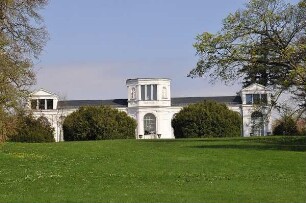 Putbus - Orangerie : Die klassizistische Orangerie im Park. Aufgenommen am 20. April 2011 auf der Insel Rügen in Putbus