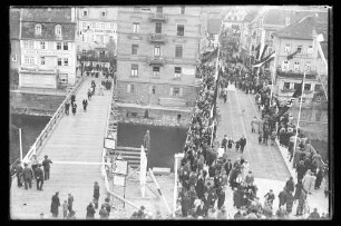 Einweihung der neuen Tauberbrücke am 28.10.1934 mit Hakenkreuzfahnen und Blick auf Notbrücke