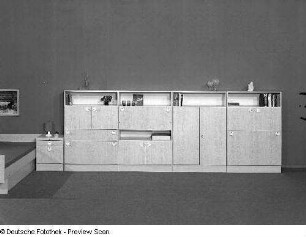 Anbaustrecke (Herrenschrank) : Leipzig, Leipziger Herbstmesse, 1978. Schlafzimmermöbel. Holz, folienbeschichtet in Eschenholzptik. Anbaustrecke (Herrenschrank)