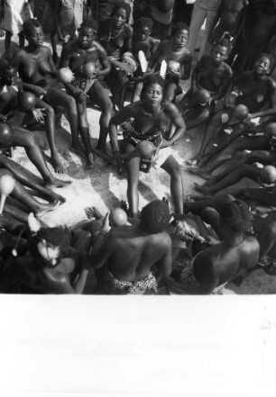 Femmes jouant le tam-tam à Fort Rousset