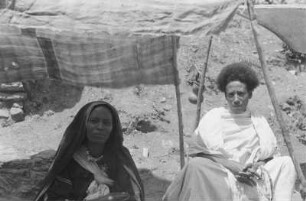 Am Markt von Harar : Portraits von zwei Händlerinnen unter einem Sonnenschutz.