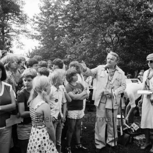 Rade: Museum Rade im Naturpark Oberalster: Sommerfest: Rolf Italiaander bei der Präsentation des Malwettbewerbs für Kinder: links Kinder: hinten Bäume