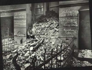 Visitenkarten der Hoffnung : Hamburg-Mitte/Nord. Straße beim Beim Rauhen Hause". Visitenkarten der Hoffnung. Mit Kreide an die Hauswand geschriebene Lebenszeichen nach dem Luftangriff im Sommer 1943