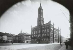 Kamenz, Blick über den Schulplatz von Nordosten auf das Rathaus
