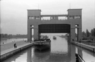 Kembs: Schleusentor von innen, Schleuse Kleinkembs