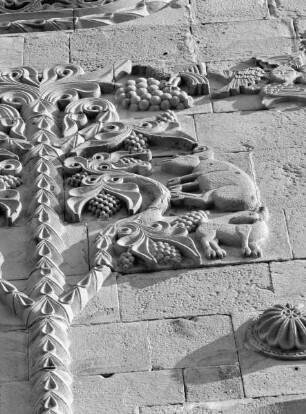 Ein Lebensbaum in Gestalt eines rebenbehangenen Weinstockes, der aus dem Stab hervorwächst