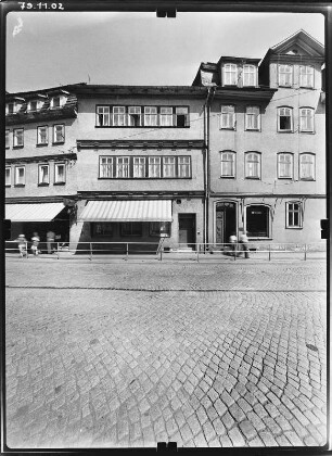 Schmalkalden, Weidebrunner Gasse. Wohnhäuser mit Läden. Straßenfront