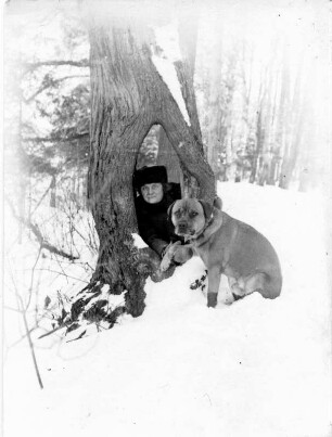Die Bildhauerin Etha Richter mit ihrem Hund im Schnee