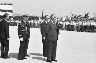Basel (CH) - Mulhouse (F): Staatspräsident Pompidou begrüßt Formationen