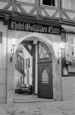 Ansicht des Eingangsportals des Hotels "Gothisches Haus" bei Nacht