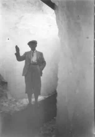 Ernst Otto Gerhardt in einer Eishöhle in Argentinien