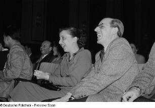 Lachendes Publikum beim Ersten Programm der Leipziger Pfeffermühle im Weißen Saal