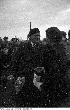 Dresden. Ehemalige Trümmerfrauen mit dem Modell zum Denkmal der Trümmerfrau - Bildhauer Reinhold im Atelier - Einweihung des Denkmals am 13. Oktober 1952 - Trümmerfrauen 1946 - Neues Rathaus, 1946 / Oktober 1952